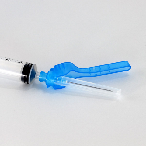  Close-up of the hypodermic safety needle showcasing the precision of the triple sharpening and the AISI 304 stainless steel construction.